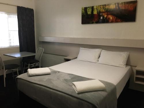 圣乔治巴洛涅河汽车旅馆的酒店客房,配有带两条毛巾的床