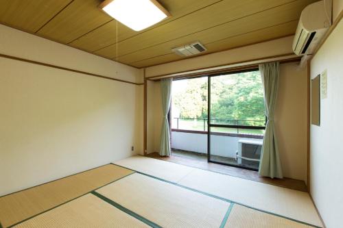 千叶Showa Forest Village的一间空房间,设有大窗户,享有美景