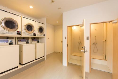 千叶Showa Forest Village的洗衣房配有洗衣机和淋浴