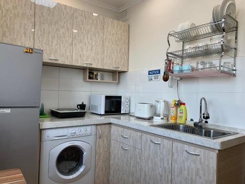 乌兰巴托Four Season的厨房配有洗衣机和水槽