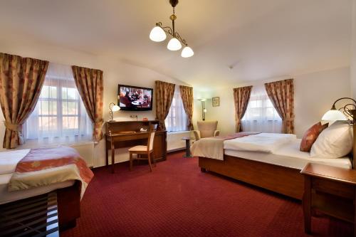 特热比奇约瑟夫1699酒店的酒店客房配有两张床和一张书桌