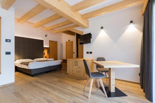 索拉加山金车大酒店 的一间卧室配有一张床、一张桌子和一张桌子