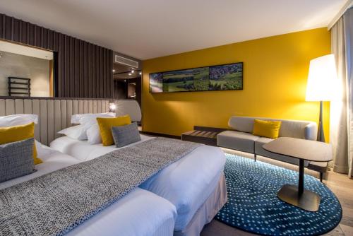 兰斯贝斯特韦斯特普瑞米尔派克斯酒店 的酒店客房,设有两张床和一张沙发