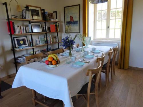 普鲁索昂斯les jardins de la Matz的一张桌子,上面有白色的桌布和一碗水果