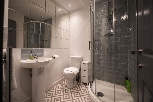 斯托克波特Air Host and Stay - Apartment 5 Broadhurst Court sleeps 6 minutes from town centre的一间带水槽、卫生间和淋浴的浴室