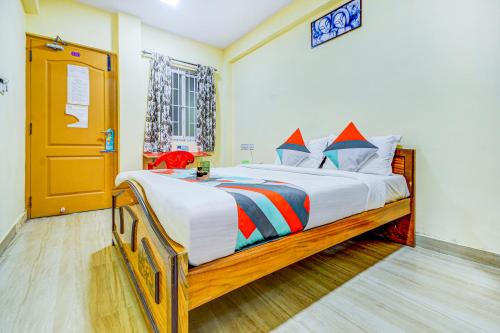 哥印拜陀FabExpress Ragu Residency的一间卧室配有一张木架大床