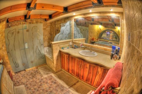 埃拉特日落宾馆的大型浴室设有水槽和淋浴。