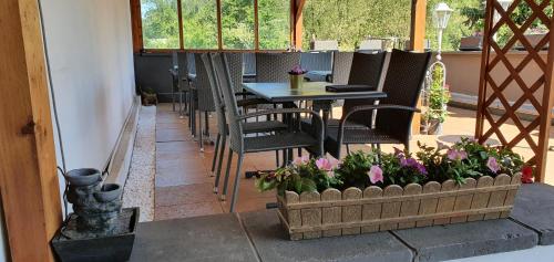费尔贝特Hotel Zum Deutschen Eck的庭院配有桌椅和鲜花