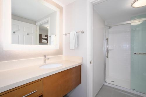 丹佛丹佛国际机场住桥套房酒店的一间带水槽和淋浴的浴室