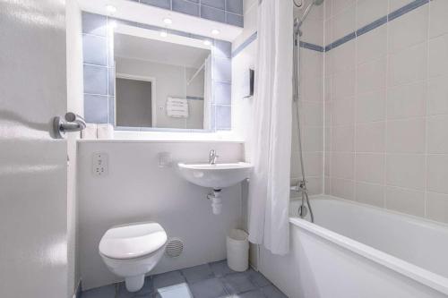 利物浦利物浦钟楼酒店的浴室配有盥洗盆、卫生间和浴缸。