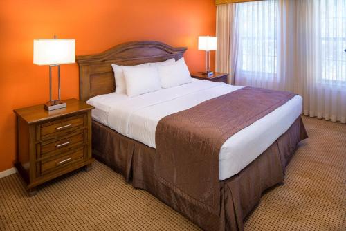 圣达菲圣达菲钻石度假村公寓式酒店的酒店客房设有一张大床和两盏灯。
