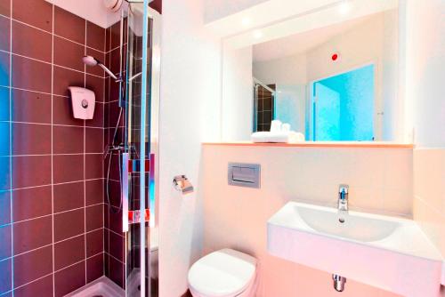 凯恩普林米尔克拉希凯恩诺德纪念酒店的一间带水槽、卫生间和镜子的浴室
