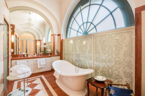 布伦瑞克贝斯特韦斯特优质城市宫殿酒店的带浴缸的浴室和大窗户