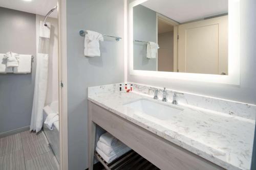 伯班克华美达伯班克酒店的一间带水槽和镜子的浴室