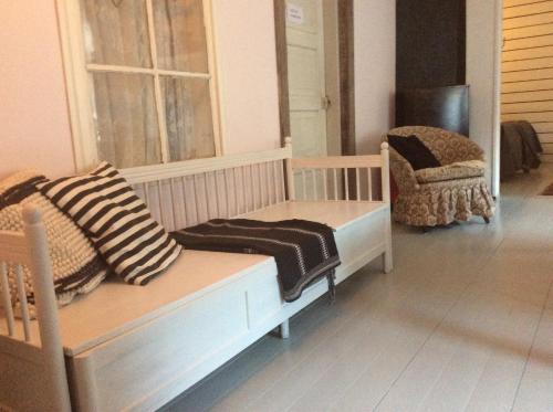 图尔库Pastella的客房设有床、椅子和窗户。