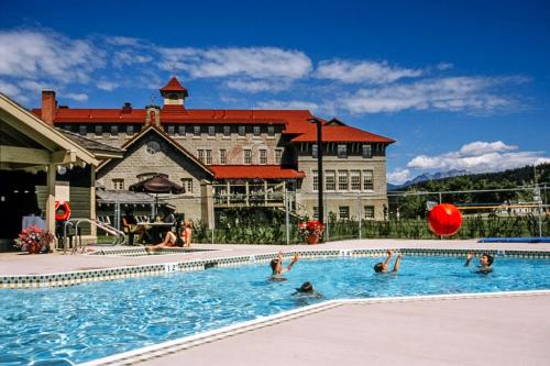克兰布鲁克St. Eugene Golf Resort & Casino的一群人在酒店的游泳池里