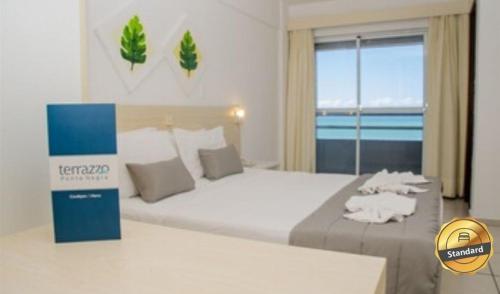 纳塔尔Terrazzo Ponta Negra Flat JD的一间卧室设有一张大床,享有海景