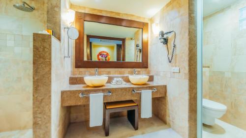 西普哈Barceló Maya Palace - All Inclusive的一间带两个盥洗盆和卫生间的浴室