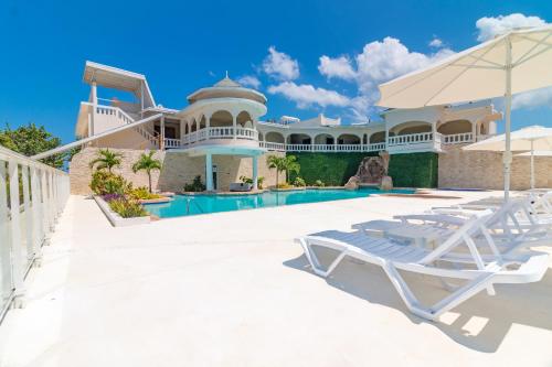尼格瑞尔旅客海滩度假酒店的别墅 - 带游泳池和2把躺椅