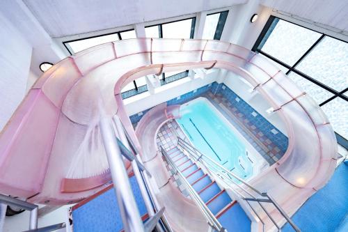 名古屋丽晶酒店（仅限成人）的享有室内游泳池的顶部景色,设有螺旋楼梯