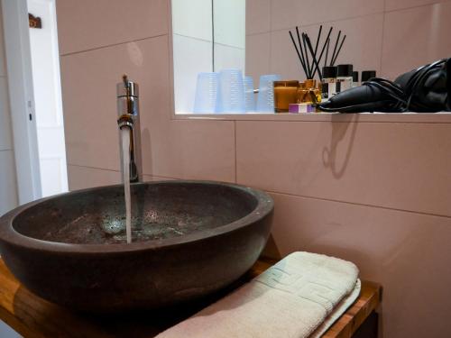 赞德沃特Hotel / Pension Villa Tanahlot的一间带落地式水槽和水龙头的浴室
