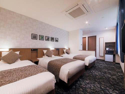 HOTEL MYSTAYS Aomori Station客房内的一张或多张床位