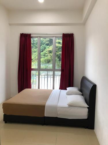 金马仑高原夜市金山三室公寓的一间卧室配有一张带红色窗帘的床和一扇窗户