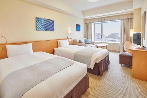 浦安东京湾伊梦酒店的酒店客房设有两张床和电视。