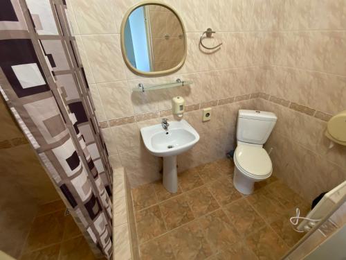 塔林多雷尔酒店的一间带卫生间、水槽和镜子的浴室