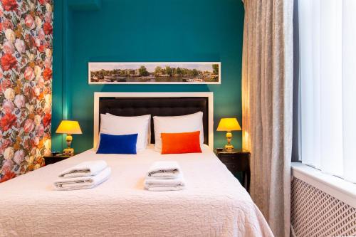 阿姆斯特丹鲜花住宿加早餐旅馆的一间卧室配有带毛巾的床