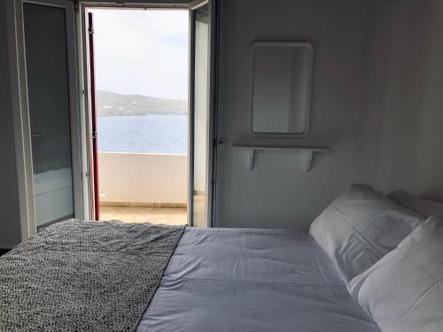圣罗曼诺斯En Plo的一间卧室配有一张床,享有水景