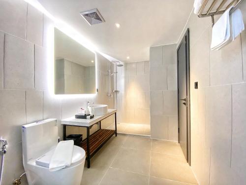 金边Yunfan Hotel的浴室配有卫生间、盥洗盆和淋浴。