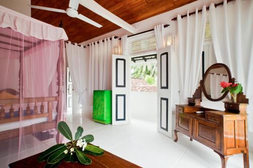 本托塔奇特拉阿育吠陀酒店的一间带梳妆台和镜子的浴室
