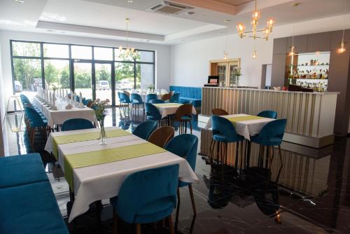 诺泰奇河畔纳克沃HOTEL Art Cafe的一间带桌椅的餐厅和一间酒吧