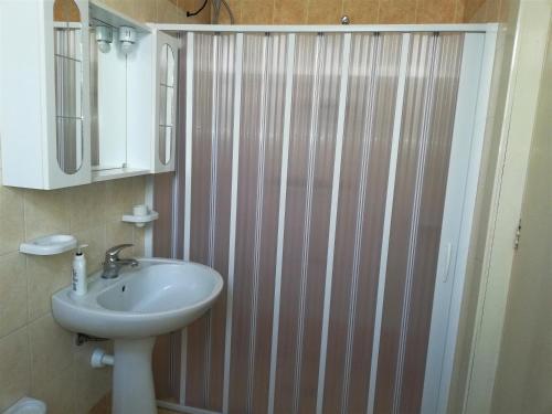 托雷拉皮罗唐阿方索公寓的浴室配有盥洗盆和带镜子的淋浴