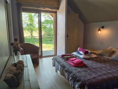 PleybenCoeur du Finistère的一间卧室设有一张床和一个大窗户