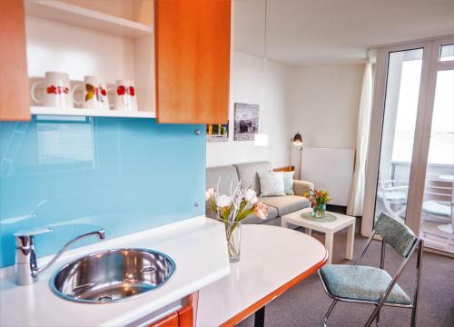 黑尔戈兰岛尼克尔斯公寓的一个带水槽的厨房和一间客厅