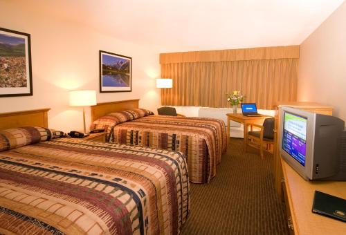 纳尔逊堡兀兰旅馆及套房的酒店客房设有两张床和电视。