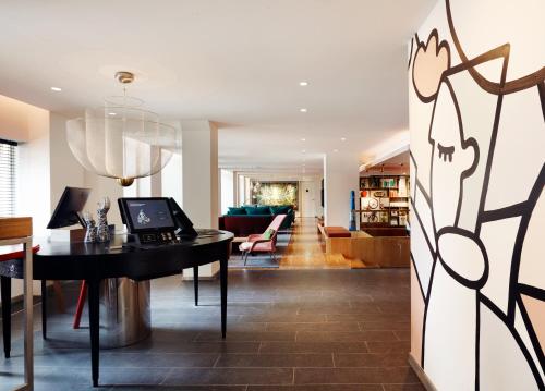 阿姆斯特丹citizenM Amstel Amsterdam的客厅配有桌子和沙发