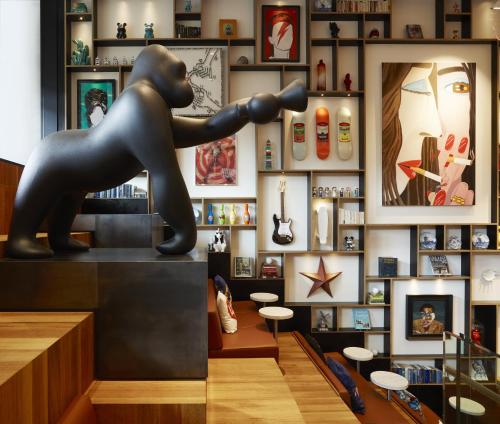 纽约纽约包厘街世民酒店的柜台上装有熊雕像的商店