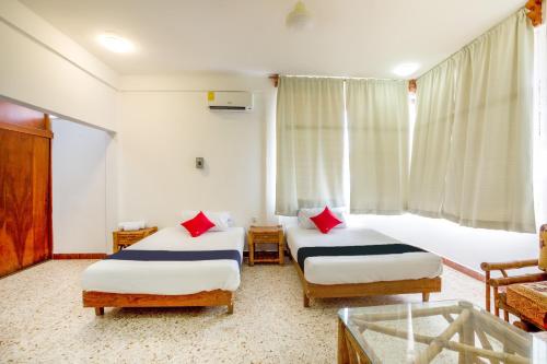 锡瓦塔塔内霍Hotel Adelita的客房设有两张床和窗户。