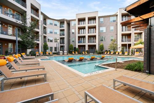 达拉斯Kasa Love Field-Medical District Dallas的公寓大楼内带游泳池的庭院