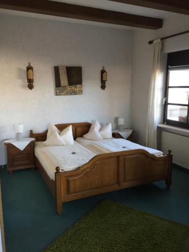WaldmohrLandhaus Waldziegelhütte的卧室配有带白色枕头的大型木质床。