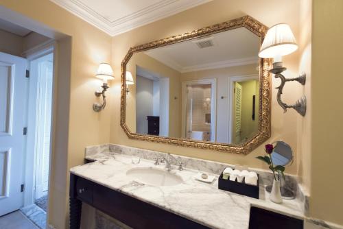 开普敦桌湾酒店 的一间带水槽和大镜子的浴室