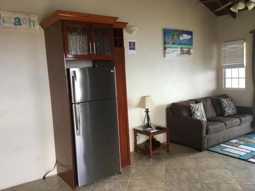 Jost Van DykeOcean View Villas的客厅配有冰箱和沙发。