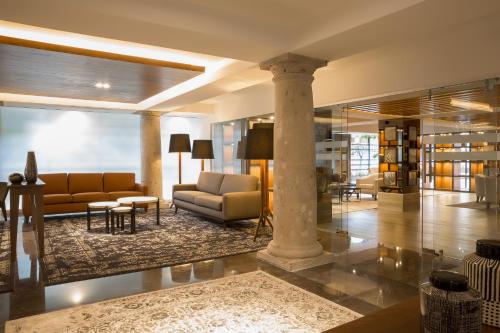 Hotel Indigo Guadalajara Expo, an IHG Hotel的休息区