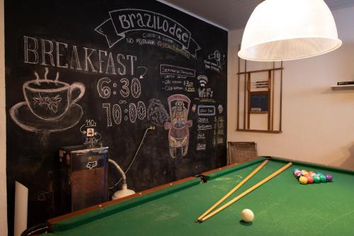 圣保罗巴西全套房旅馆的一间带台球桌和黑板的房间