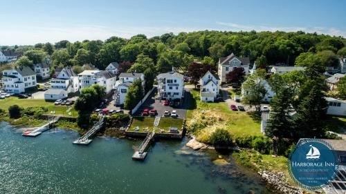 布斯贝港Harborage Inn on the Oceanfront的水边小镇的空中景观