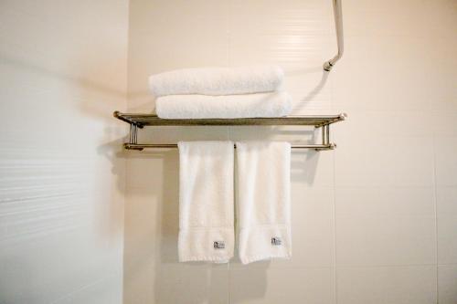 金马仑高原金马仑高原德拉菲儿斯酒店的浴室毛巾架上的一组毛巾