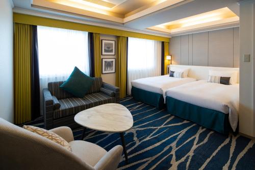 横滨新横滨格雷斯酒店的酒店客房,设有两张床和一张沙发